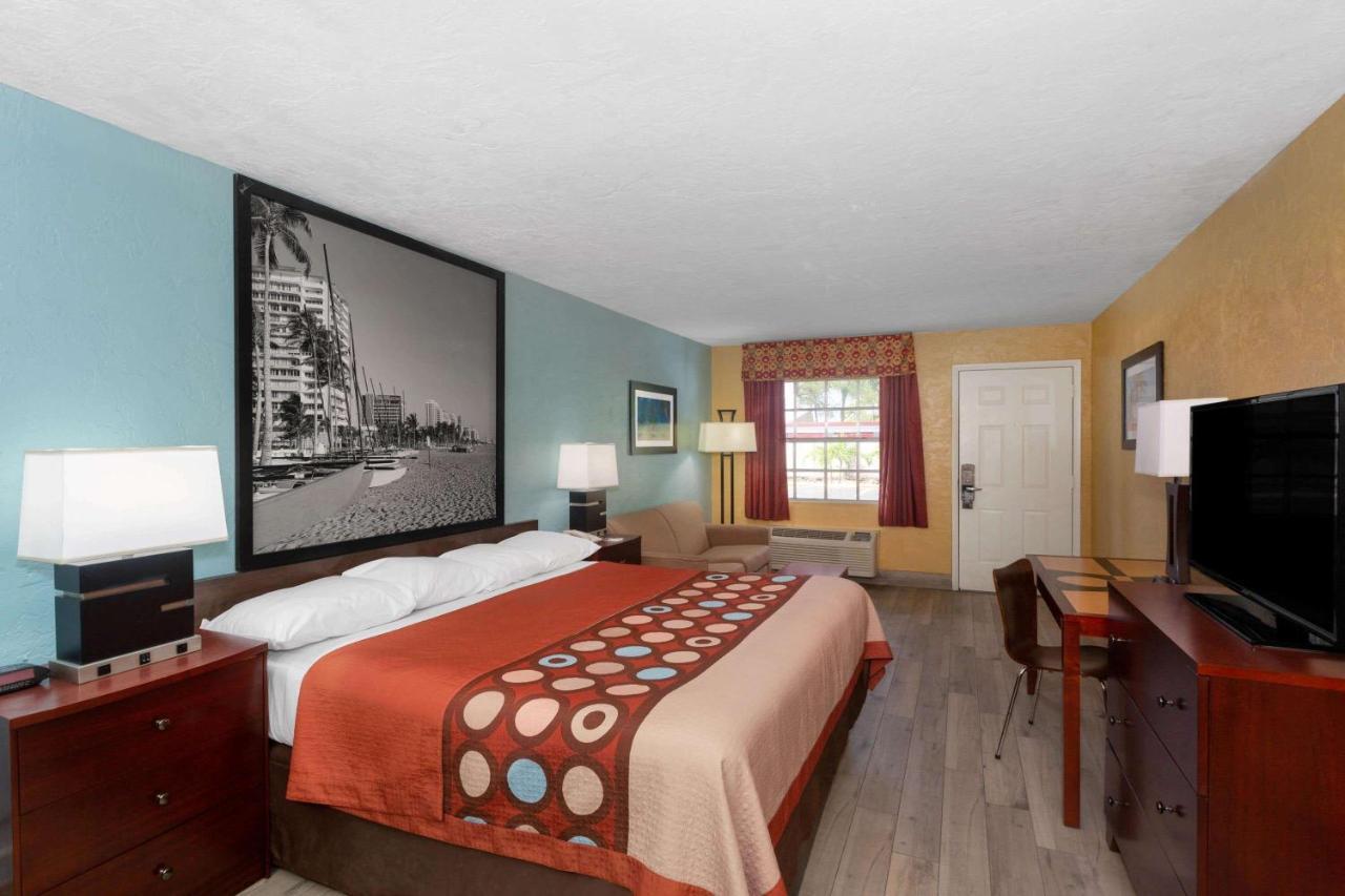 Super 8 By Wyndham Bradenton Sarasota Area Motel Екстериор снимка